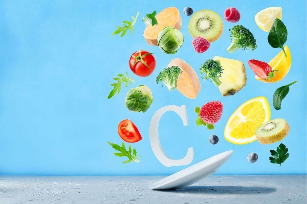 Faptul că vitamina c este benefică pentru organismul uman, o știm încă de când suntem mici. În sezonul rece, părinții adesea optau să ne dea alimente cu o cantitate mare de vitamina c, precum lămâi, portocale și kiwi, ce ne ajutau să o asimilăm din surse naturale.
