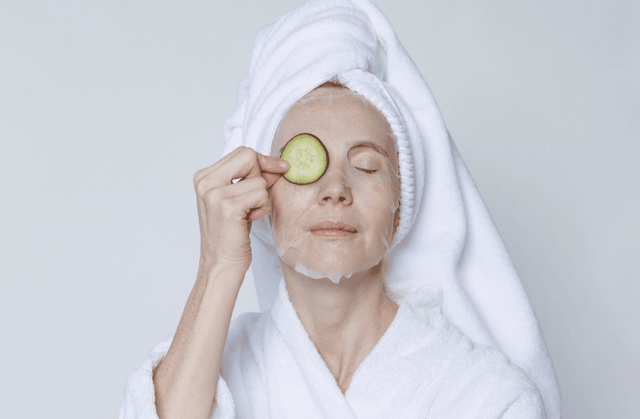 Ingijirea pielii pentru a îmbatrâni frumos Ingrijirea pielii corespunzatoare meneține ten frumos si la varste mai innaintate