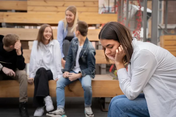 Tulburare de anxietate sociala: ce este si cum poate fi depasita