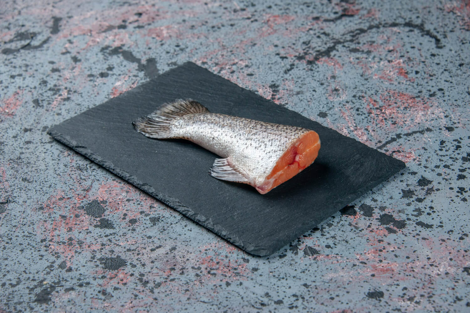 Somonul este un peste usor de preparat si se adapteaza oricarui gust sau preferinte culinare: • la gratar, cu ierburi aromatice si lamaie • in salate reci sau calde • in sandvis-uri cu crema de branza si legume proaspete • in supe asiatice, sushi sau tartar. Riscuri potentiale ale consumului de somon Somonul este un peste usor de preparat si se adapteaza oricarui gust sau preferinte culinare: • la gratar, cu ierburi aromatice si lamaie • in salate reci sau calde • in sandvis-uri cu crema de branza si legume proaspete • in supe asiatice, sushi sau tartar. Riscuri potentiale ale consumului de somon